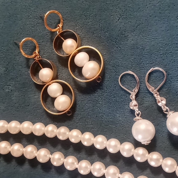 Baublebar clasp 2 faux pearl necklaces 3 pair of earrings,1 expandable beaded - Picture 5 of 10